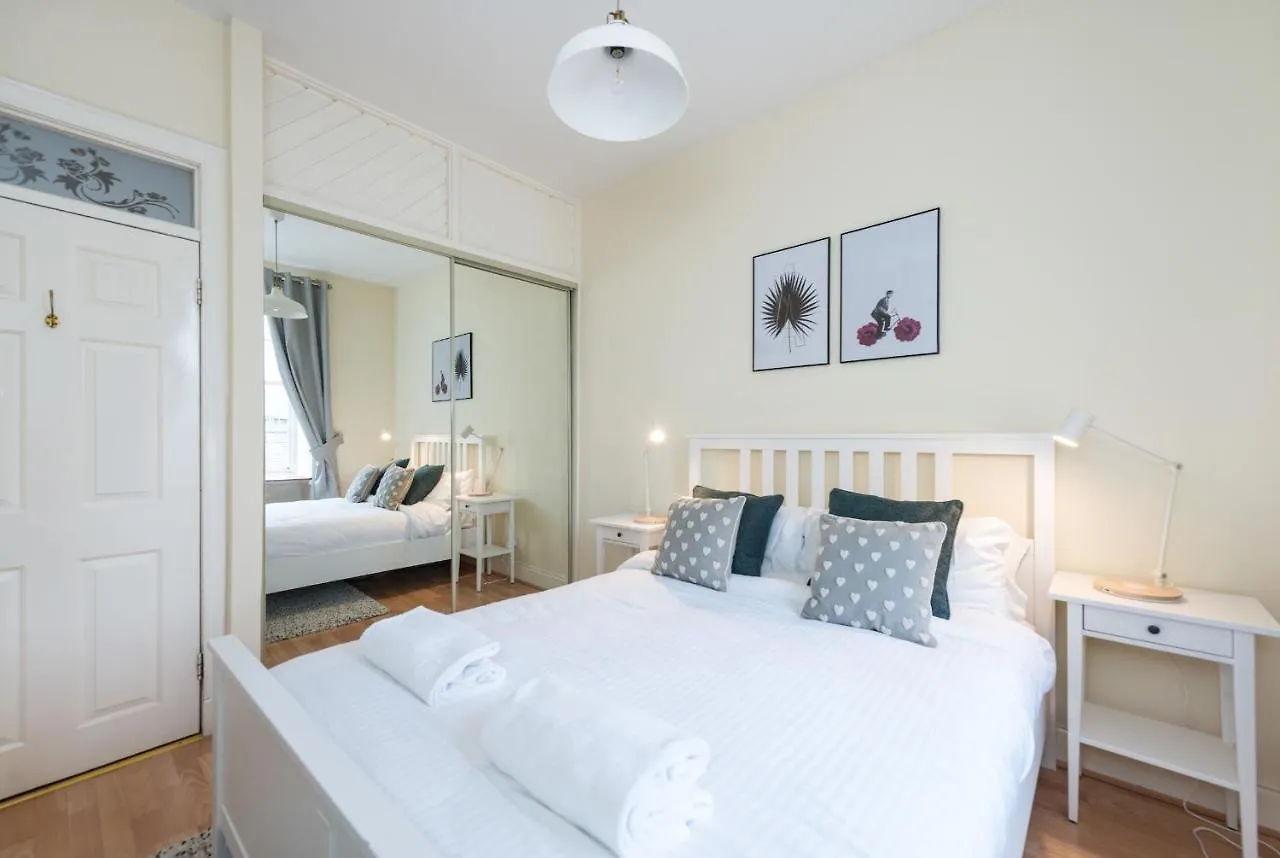 Bright And Modern 2 Bed Apartment Edinburgh